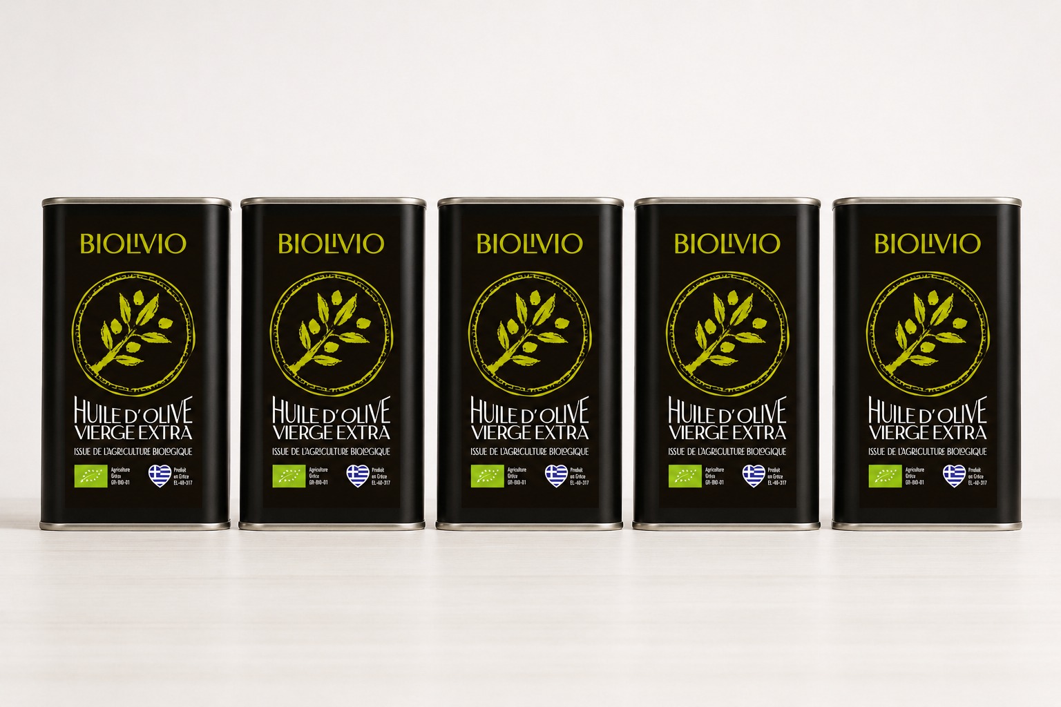 Cinq bidons d'huile d'olive Biolivio alignés, pour un achat groupé de comité d'entreprise
