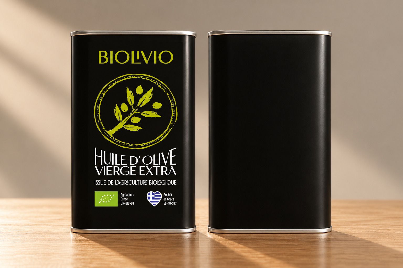 Deux bidons Biolivio côte à côte, l'un avec l'étiquette Biolivio, l'autre en marque blanche sans étiquette